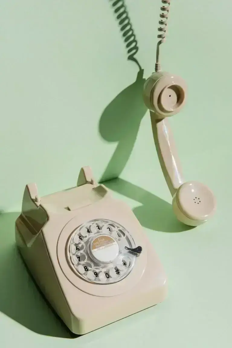 high-angle-vintage-telephone-with-receiver